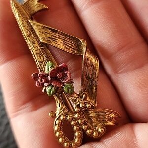 1928 Gold Floral Brooch